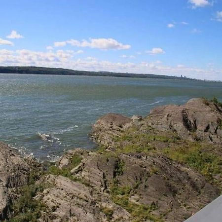 Om Chalet 2 Avec Spa Et Foyer Borde Du Fleuve St-Pierre-de-l'Île-d'Orléans 外观 照片
