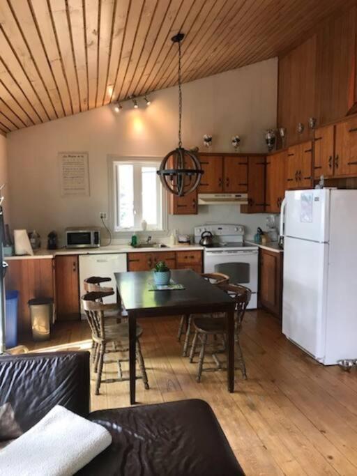 Om Chalet 2 Avec Spa Et Foyer Borde Du Fleuve St-Pierre-de-l'Île-d'Orléans 外观 照片