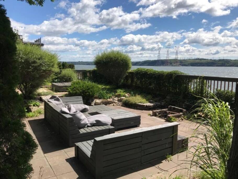 Om Chalet 2 Avec Spa Et Foyer Borde Du Fleuve St-Pierre-de-l'Île-d'Orléans 外观 照片