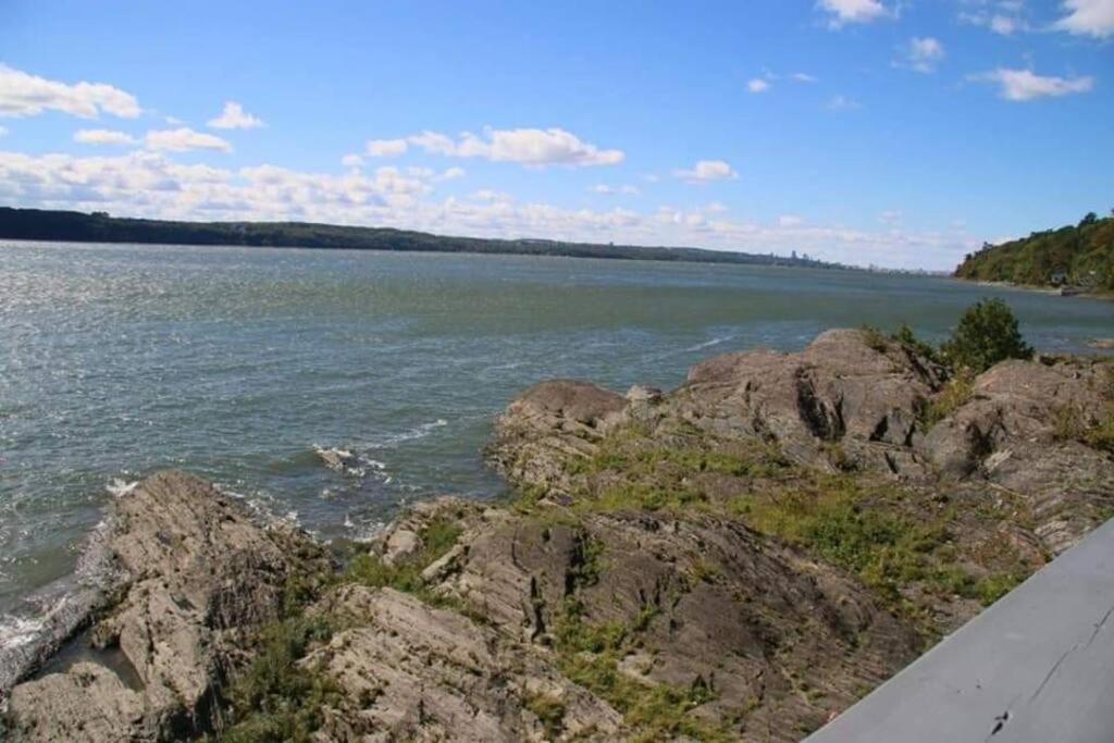 Om Chalet 2 Avec Spa Et Foyer Borde Du Fleuve St-Pierre-de-l'Île-d'Orléans 外观 照片