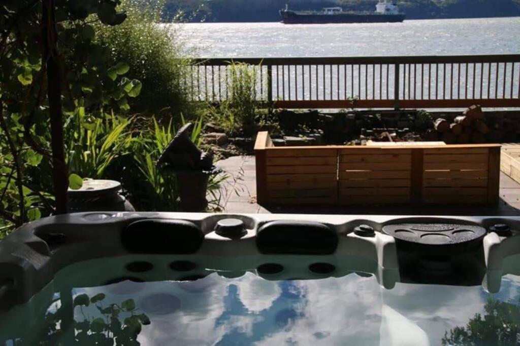 Om Chalet 2 Avec Spa Et Foyer Borde Du Fleuve St-Pierre-de-l'Île-d'Orléans 外观 照片