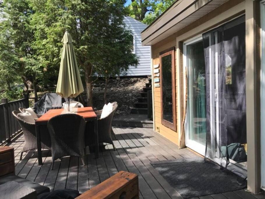 Om Chalet 2 Avec Spa Et Foyer Borde Du Fleuve St-Pierre-de-l'Île-d'Orléans 外观 照片