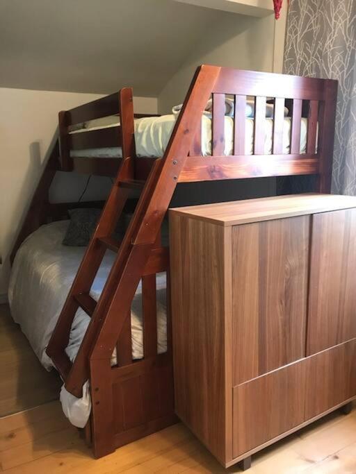 Om Chalet 2 Avec Spa Et Foyer Borde Du Fleuve St-Pierre-de-l'Île-d'Orléans 外观 照片